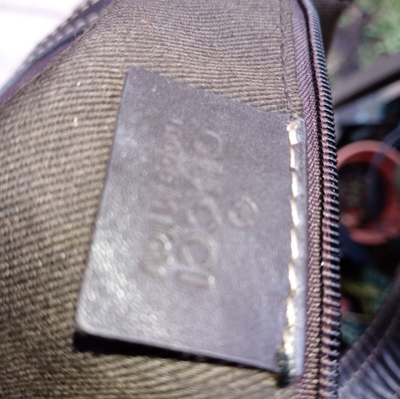 LADIES HANDBAG BY GUCCI - Picture 3 of 7